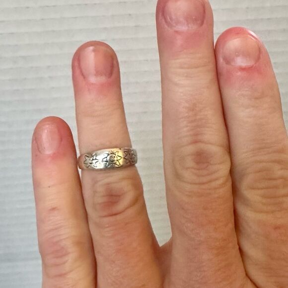 Sterling silver sun stamped toe or knuckle ring - Picture 3 of 4